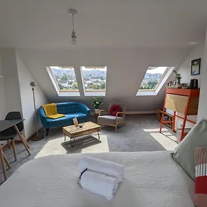 *large Unique Retro Private Attic & Bathroom* Guest house